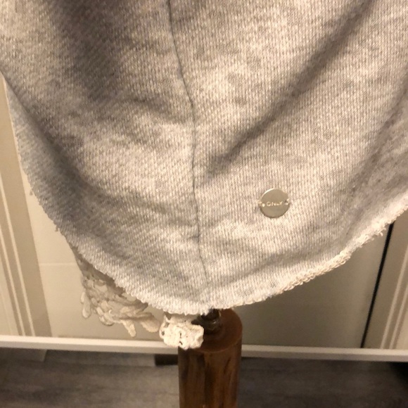 Open lace back sweatshirt - Picture 4 of 5